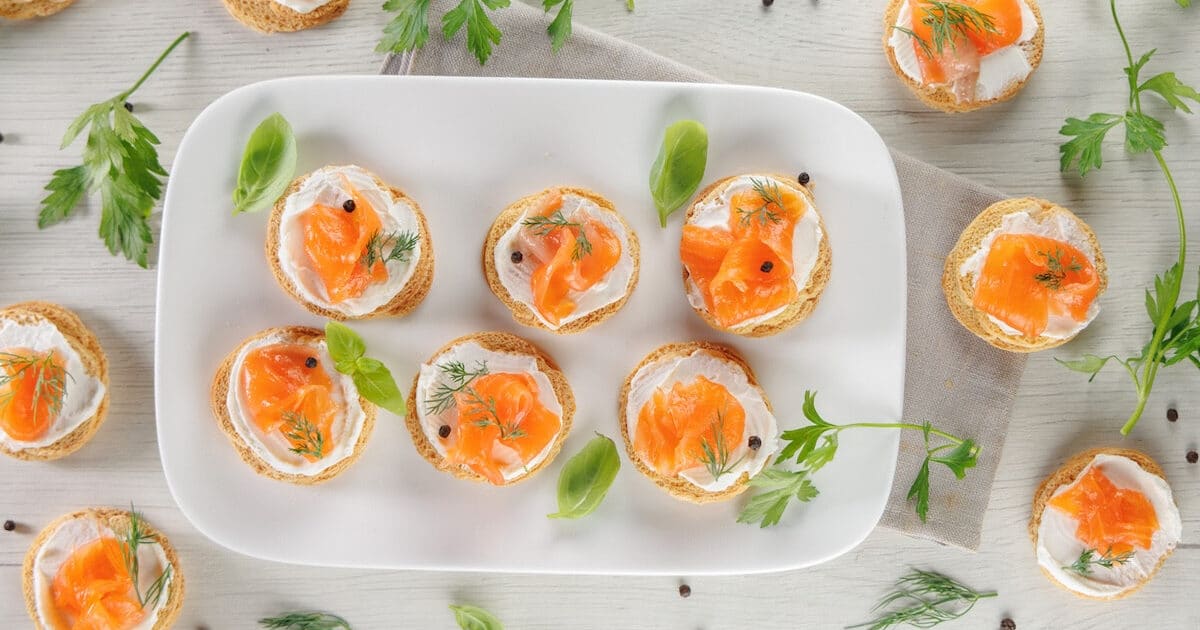 Express Smoked Salmon Appetizer: Little Puff Pastries Ready in 20 Minutes for a Delicious Treat