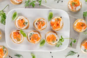 Express Smoked Salmon Appetizer: Little Puff Pastries Ready in 20 Minutes for a Delicious Treat