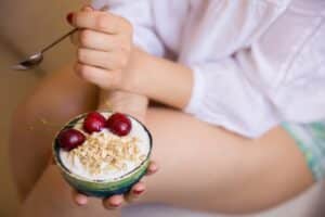 If Your Stomach Gurgles Before Bed, Here's What to Eat to Avoid Spiking Blood Sugar, a Dietitian Advises