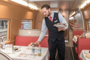 Railway catering employee recovers food from... the trash and serves it to passengers